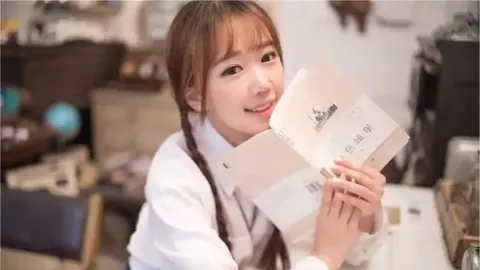 年轻人野生睡姿等日出